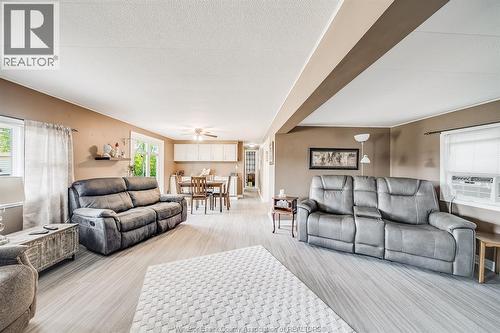 110 Brooks Boulevard, Lakeshore, ON - Indoor Photo Showing Living Room