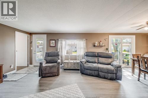 110 Brooks Boulevard, Lakeshore, ON - Indoor Photo Showing Living Room