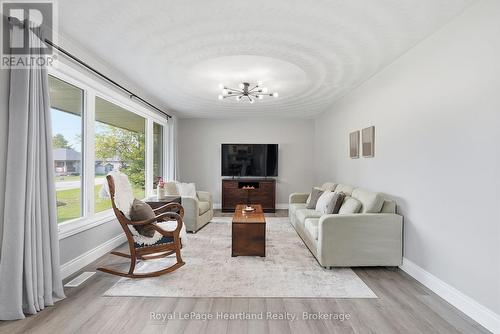 20 Queen Street W, Minto, ON - Indoor Photo Showing Living Room