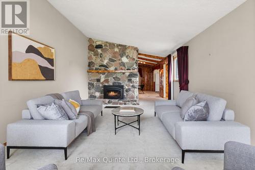 366 Farnham Road, Belleville (Thurlow Ward), ON - Indoor Photo Showing Living Room With Fireplace