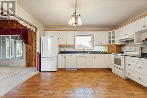366 Farnham Road, Belleville (Thurlow Ward), ON - Indoor Photo Showing Kitchen