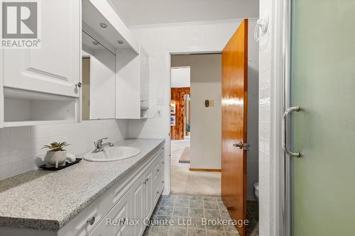 366 Farnham Road, Belleville (Thurlow Ward), ON - Indoor Photo Showing Bathroom