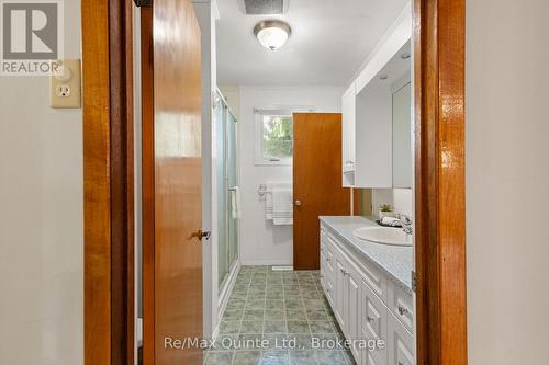 366 Farnham Road, Belleville (Thurlow Ward), ON - Indoor Photo Showing Bathroom