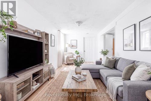 142 Sanderling Crescent, Kawartha Lakes (Lindsay), ON - Indoor Photo Showing Living Room