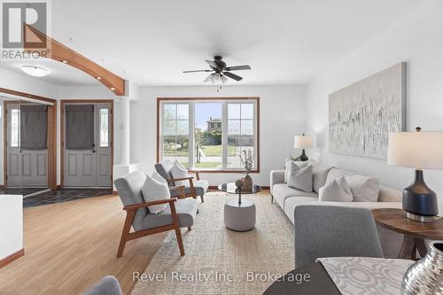 142 Sanderling Crescent, Kawartha Lakes (Lindsay), ON - Indoor Photo Showing Living Room