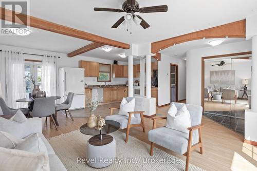 142 Sanderling Crescent, Kawartha Lakes (Lindsay), ON - Indoor Photo Showing Living Room