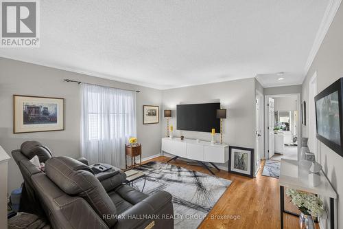 139 Castle Glen Crescent, Ottawa, ON - Indoor Photo Showing Living Room