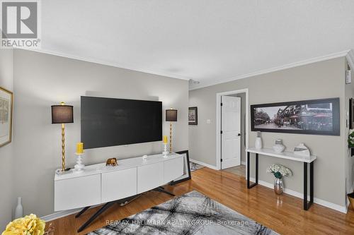 139 Castle Glen Crescent, Ottawa, ON - Indoor Photo Showing Living Room