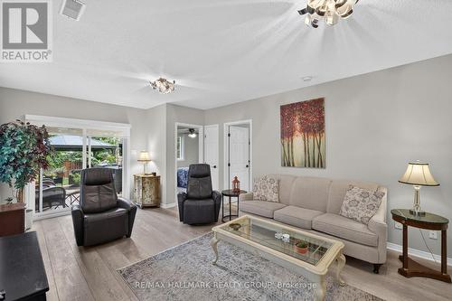 139 Castle Glen Crescent, Ottawa, ON - Indoor Photo Showing Living Room