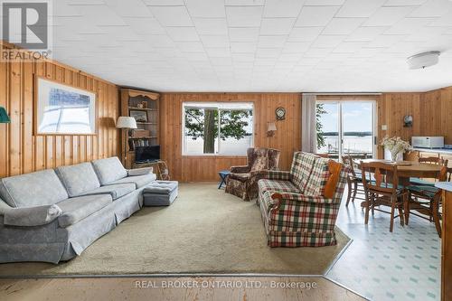 351 Leavoy Lane, Horton, ON - Indoor Photo Showing Living Room