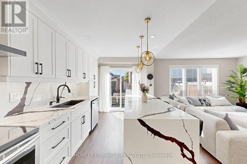 159 Weston Drive, Milton, ON - Indoor Photo Showing Kitchen With Upgraded Kitchen