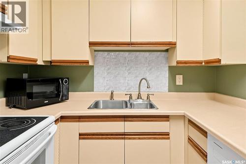 102 431 Tait Court, Saskatoon, SK - Indoor Photo Showing Kitchen With Double Sink