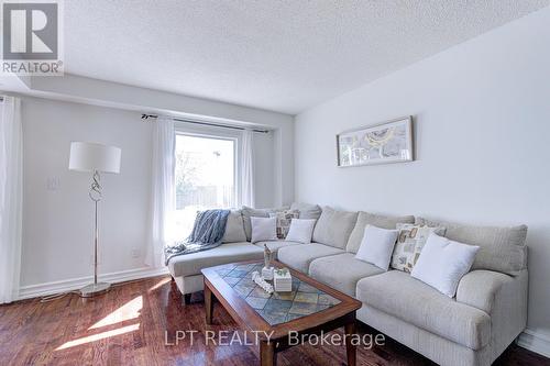 30 Dawson Road, Orangeville, ON - Indoor Photo Showing Living Room