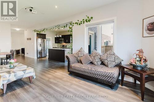 4369 Lismer Lane, London South (South W), ON - Indoor Photo Showing Living Room