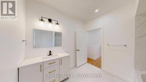 686 Elias Street, London East (East G), ON - Indoor Photo Showing Bathroom