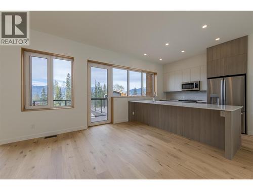 1654 Howse Pass, Golden, BC - Indoor Photo Showing Kitchen
