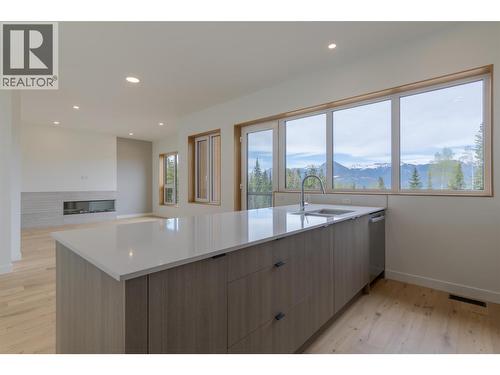 1654 Howse Pass, Golden, BC - Indoor Photo Showing Kitchen