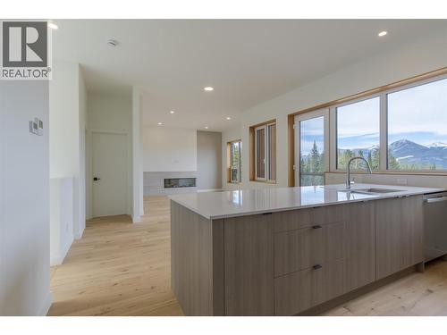 1654 Howse Pass, Golden, BC - Indoor Photo Showing Kitchen With Double Sink