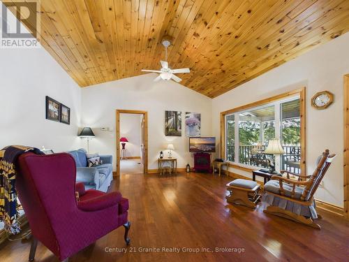 1474 Bitter Lake Road, Dysart Et Al (Guilford), ON - Indoor Photo Showing Living Room
