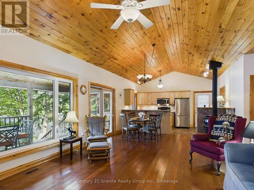 1474 Bitter Lake Road, Dysart Et Al (Guilford), ON - Indoor Photo Showing Living Room