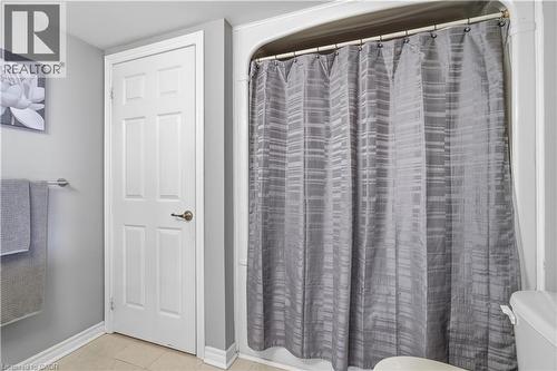 Shower-tub combination featuring a curved shower rod and a light gray patterned shower curtain - 2035 Appleby Line Unit# 307, Burlington, ON - Indoor Photo Showing Bathroom
