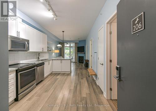 Cheerful open floor plan - Suite 206 - 40 Horseshoe Boulevard, Oro-Medonte (Horseshoe Valley), ON - Indoor Photo Showing Kitchen