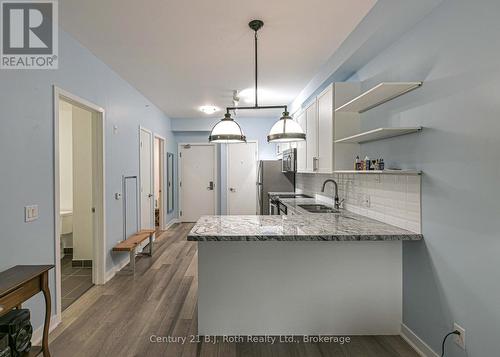 Breakfast bar - Suite 206 - 40 Horseshoe Boulevard, Oro-Medonte (Horseshoe Valley), ON - Indoor Photo Showing Kitchen