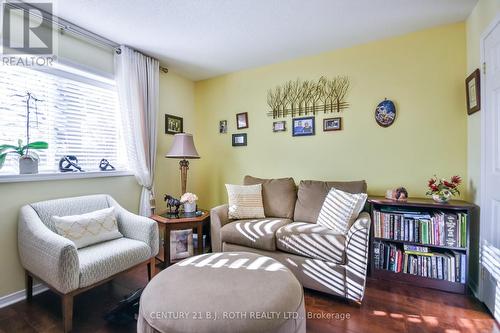 3 - 358 Little Avenue, Barrie, ON - Indoor Photo Showing Living Room