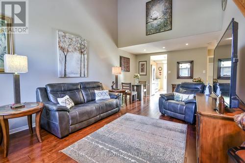 3 - 358 Little Avenue, Barrie, ON - Indoor Photo Showing Living Room