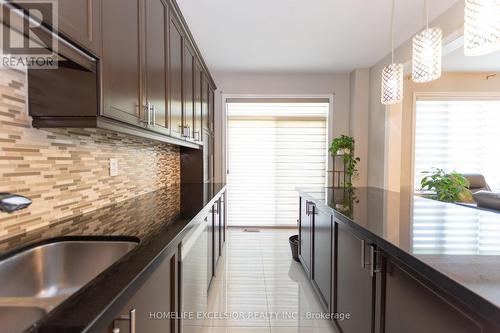 2425 Quetico Crescent, Oakville, ON - Indoor Photo Showing Kitchen