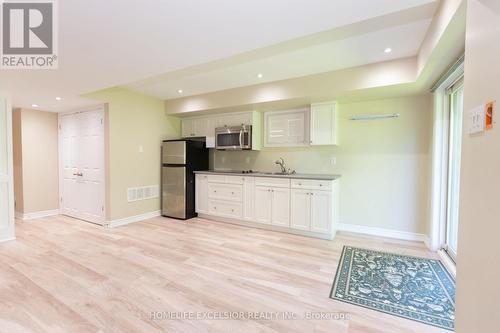 2425 Quetico Crescent, Oakville, ON - Indoor Photo Showing Kitchen