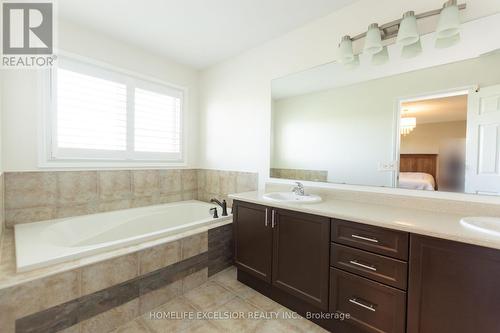 2425 Quetico Crescent, Oakville, ON - Indoor Photo Showing Bathroom