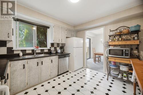 3139 Cambourne Crescent, Mississauga, ON - Indoor Photo Showing Kitchen With Double Sink