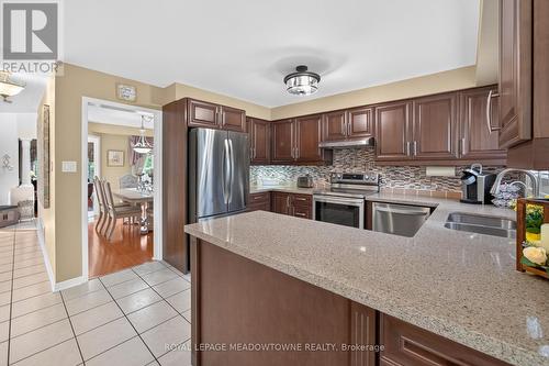 82 Miller Drive, Halton Hills, ON - Indoor Photo Showing Kitchen With Double Sink With Upgraded Kitchen