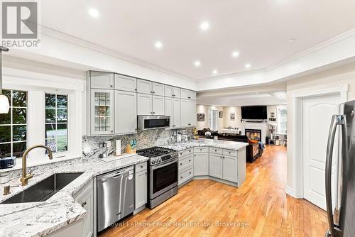 2 Wilson House Drive, Whitby, ON - Indoor Photo Showing Kitchen With Upgraded Kitchen