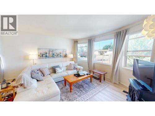504 30Th Avenue S, Cranbrook, BC - Indoor Photo Showing Living Room