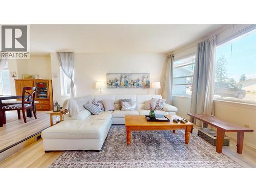 504 30Th Avenue S, Cranbrook, BC - Indoor Photo Showing Living Room