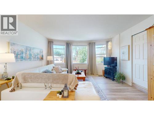 504 30Th Avenue S, Cranbrook, BC - Indoor Photo Showing Living Room