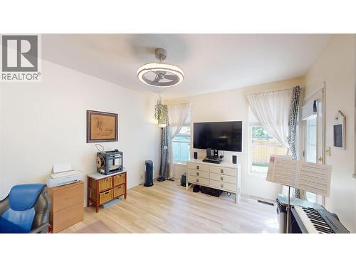 504 30Th Avenue S, Cranbrook, BC - Indoor Photo Showing Living Room