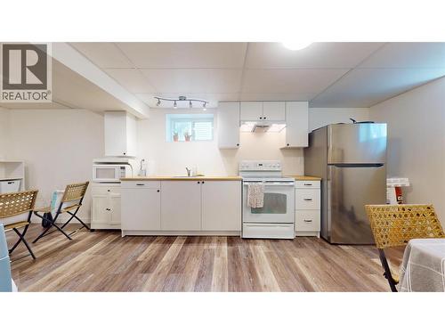 504 30Th Avenue S, Cranbrook, BC - Indoor Photo Showing Kitchen