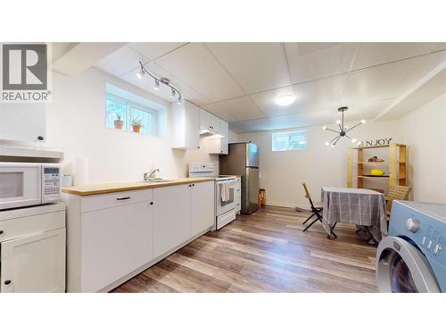504 30Th Avenue S, Cranbrook, BC - Indoor Photo Showing Laundry Room