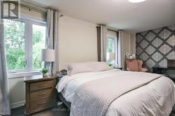 Primary bedroom w walk in closet & 5pc ensuite! - 