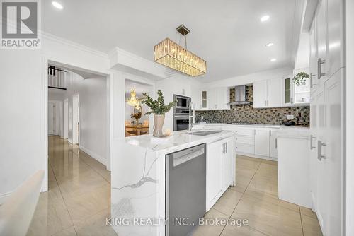 2606 Ambercroft Trail, Mississauga, ON - Indoor Photo Showing Kitchen With Upgraded Kitchen