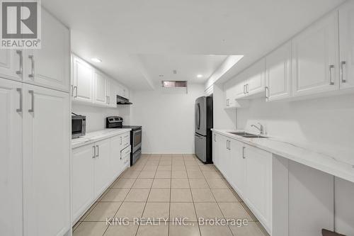 2606 Ambercroft Trail, Mississauga, ON - Indoor Photo Showing Kitchen With Double Sink
