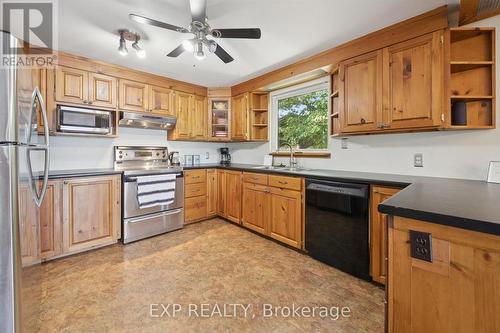 3 - 1378 Three Mile Lake Road, Muskoka Lakes (Watt), ON - Indoor Photo Showing Kitchen