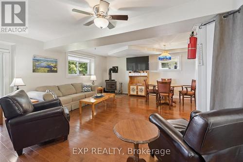 3 - 1378 Three Mile Lake Road, Muskoka Lakes (Watt), ON - Indoor Photo Showing Living Room