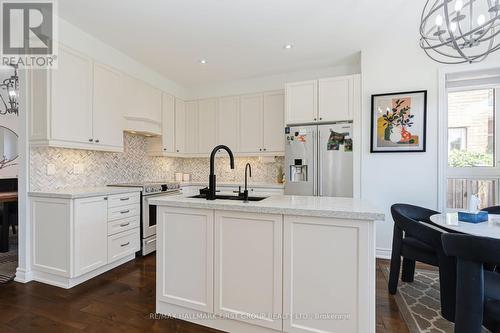 15 Hesham Drive, Whitby, ON - Indoor Photo Showing Kitchen With Upgraded Kitchen