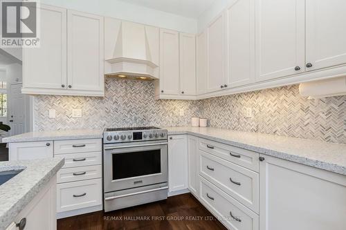 15 Hesham Drive, Whitby, ON - Indoor Photo Showing Kitchen With Upgraded Kitchen