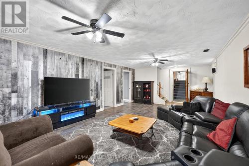 210 Hill Street, Central Huron (Clinton), ON - Indoor Photo Showing Living Room