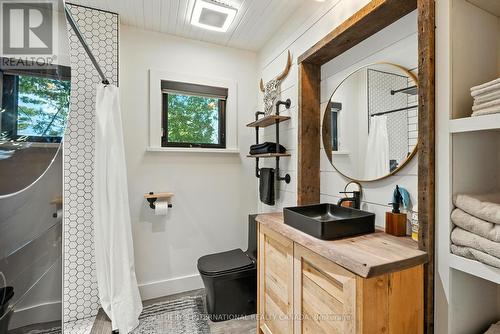 main floor washroom - 1023 Mccabe Road, Lake Of Bays, ON - Indoor